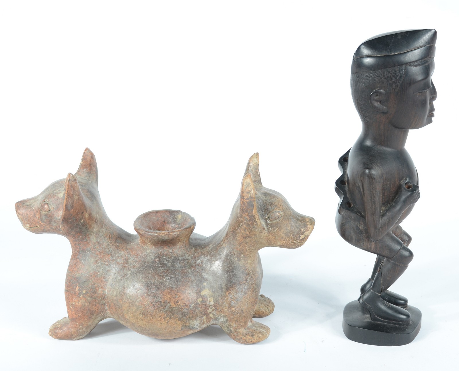 Duas peças, sendo: escultura de madeira africana e vaso de cerâmica... - foto 4 de 8
