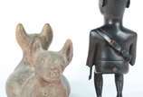 Duas peças, sendo: escultura de madeira african... - Duas peças, sendo: escultura de madeira africana e vaso de cerâmica com dois cachorros.