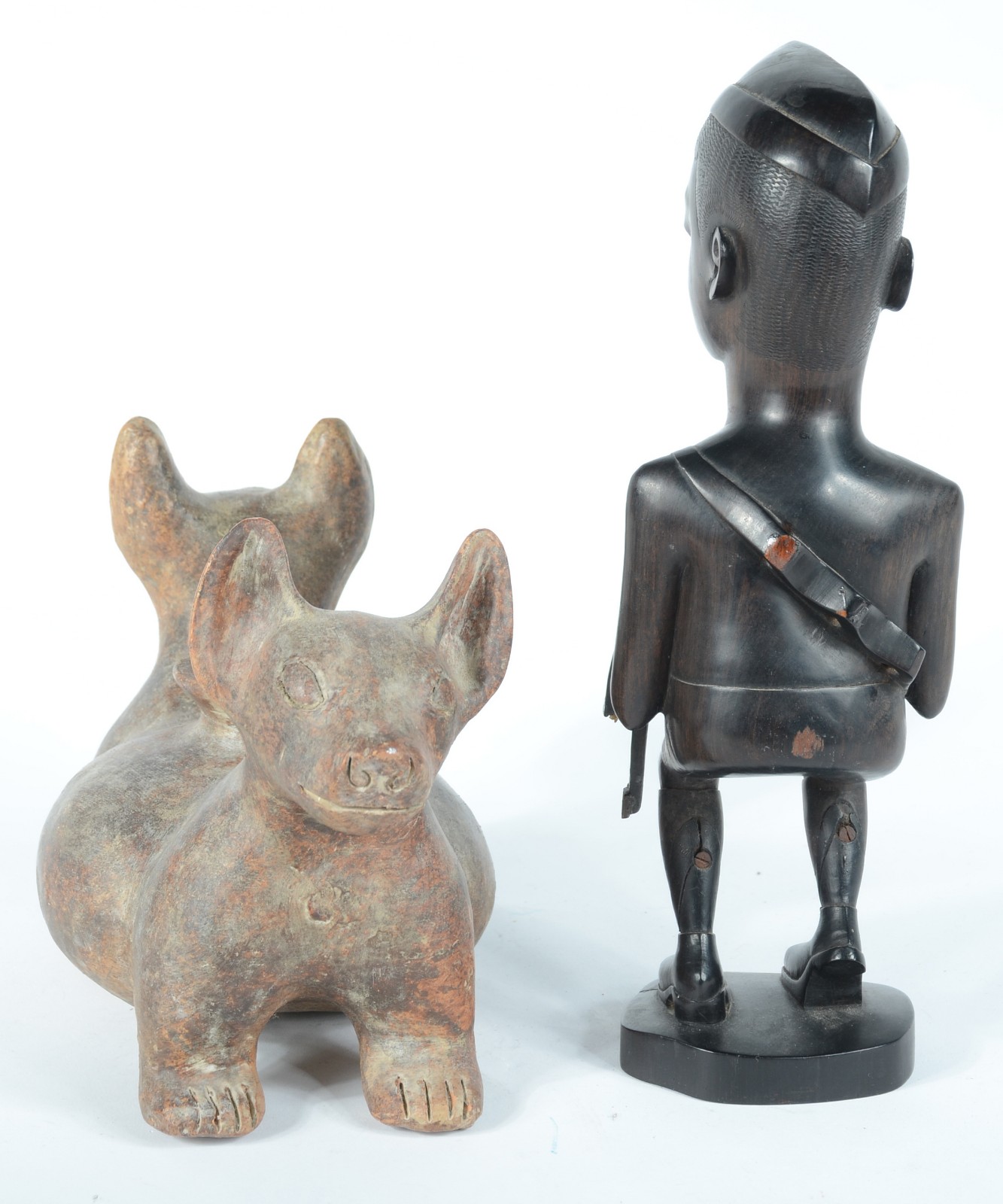 Duas peças, sendo: escultura de madeira africana e vaso de cerâmica... - foto 5 de 8