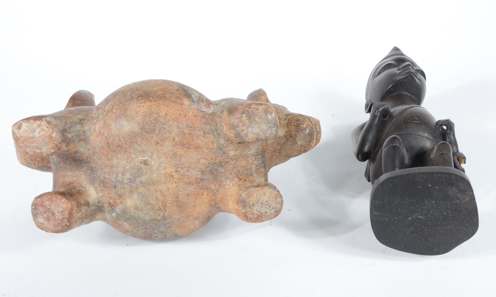 Duas peças, sendo: escultura de madeira africana e vaso de cerâmica... - foto 6 de 8