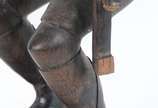 Duas peças, sendo: escultura de madeira african... - Duas peças, sendo: escultura de madeira africana e vaso de cerâmica com dois cachorros.