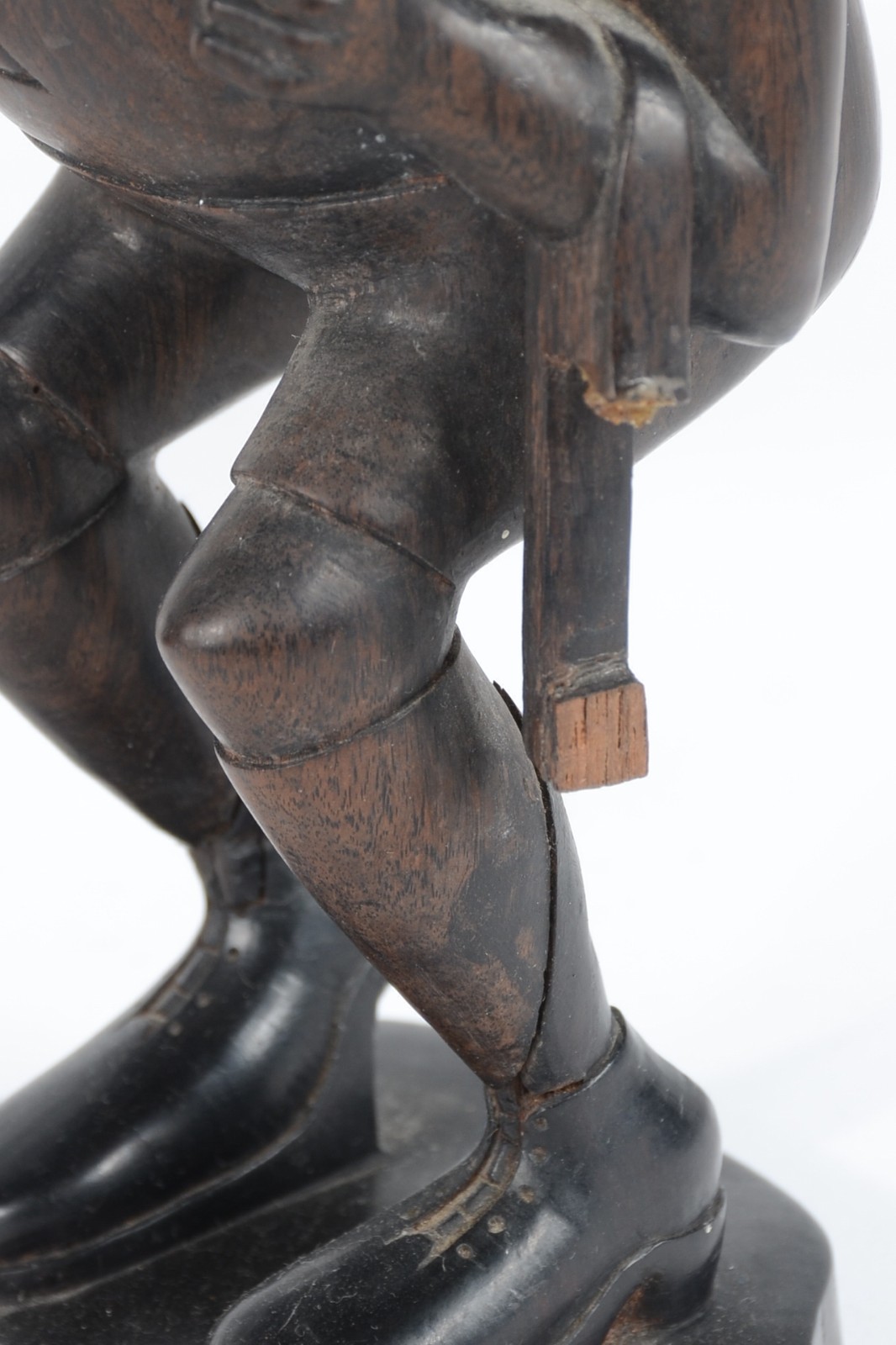 Duas peças, sendo: escultura de madeira africana e vaso de cerâmica... - foto 7 de 8