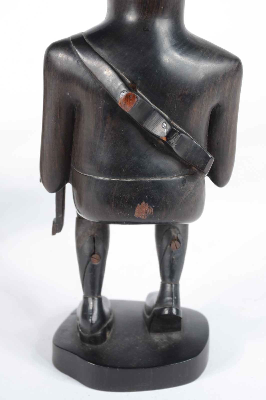 Duas peças, sendo: escultura de madeira africana e vaso de cerâmica... - foto 8 de 8