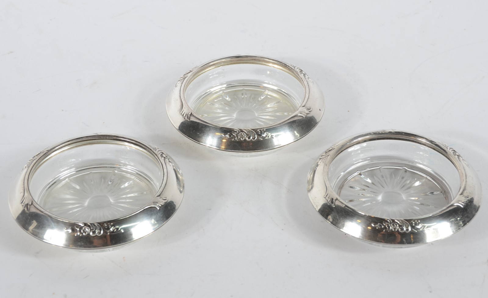 Conjunto com três cinzeiros de cristal com borda de prata, contraste... - foto 1 de 5