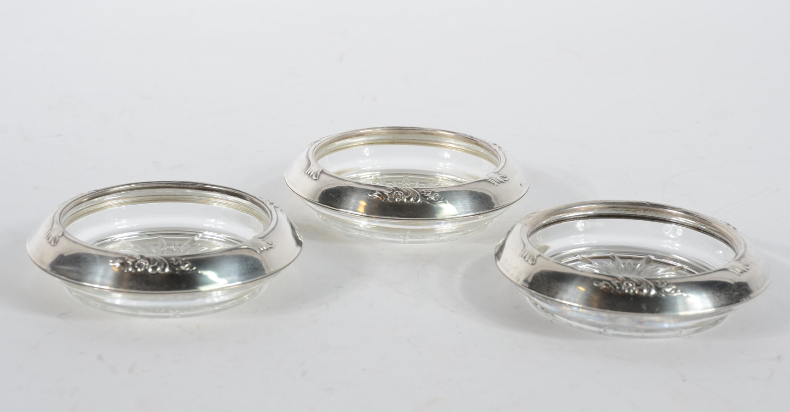 Conjunto com três cinzeiros de cristal com borda de prata, contraste... - foto 2 de 5