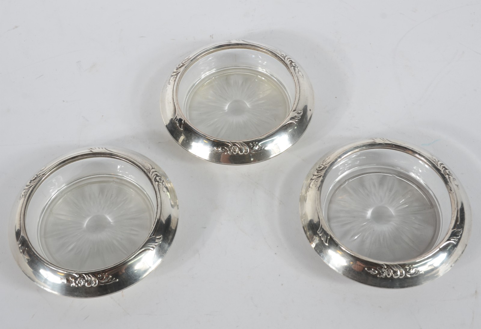 Conjunto com três cinzeiros de cristal com borda de prata, contraste... - foto 3 de 5