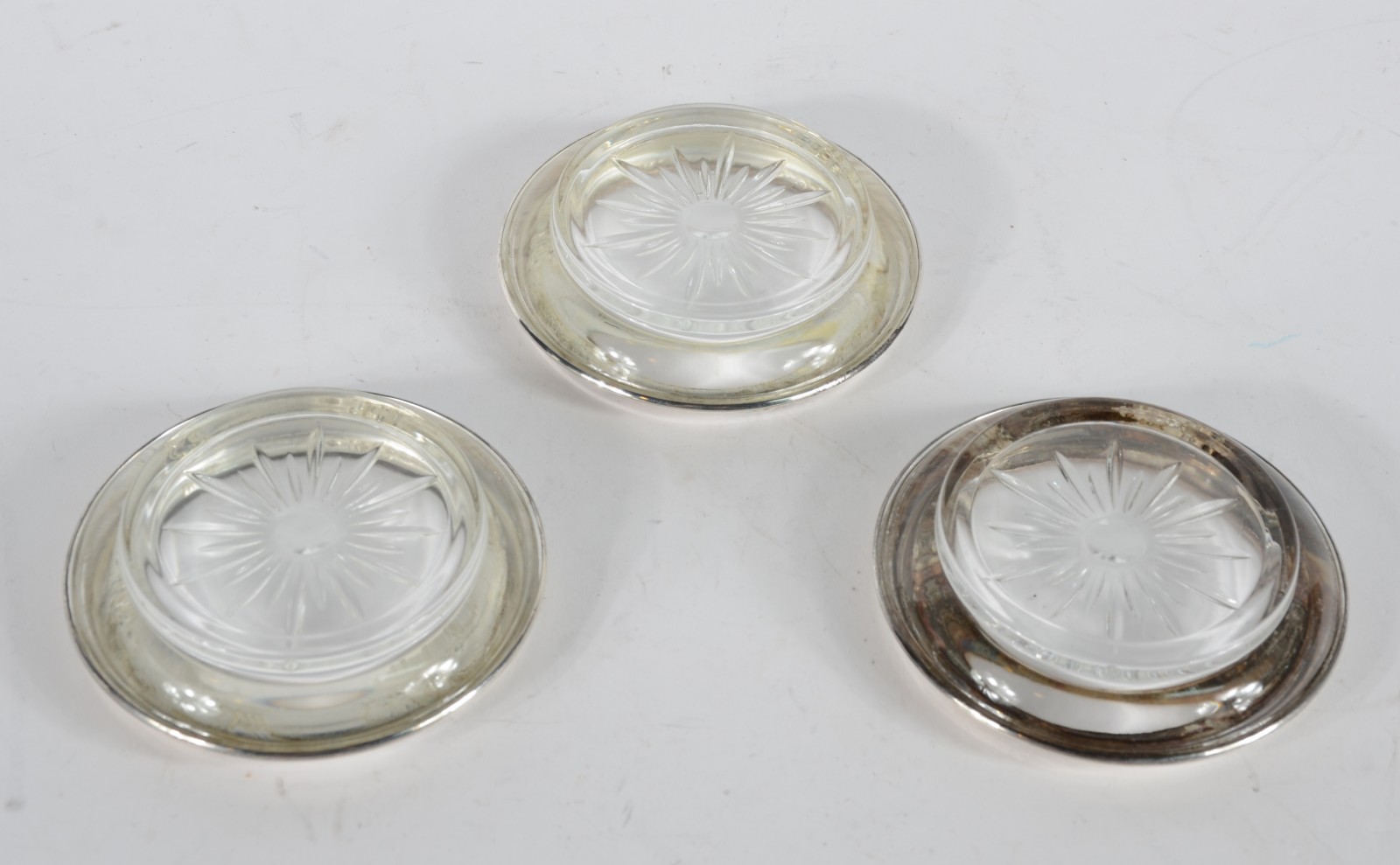 Conjunto com três cinzeiros de cristal com borda de prata, contraste... - foto 4 de 5