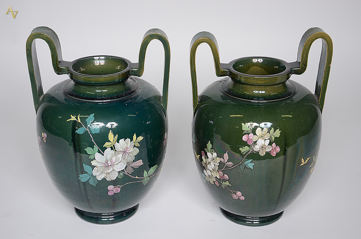 Par de ânforas de porcelana verde com flores em policromia. Altura 41... - foto 2 de 2