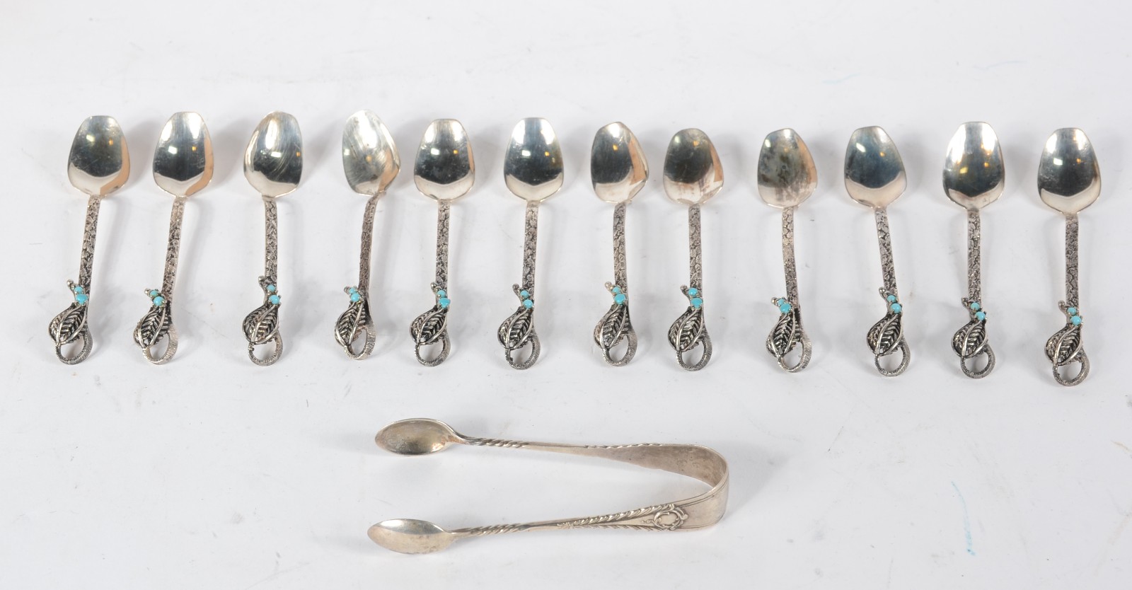 Conjunto com 12 colheres de café e pegador de açúcar de prata... - foto 1 de 7