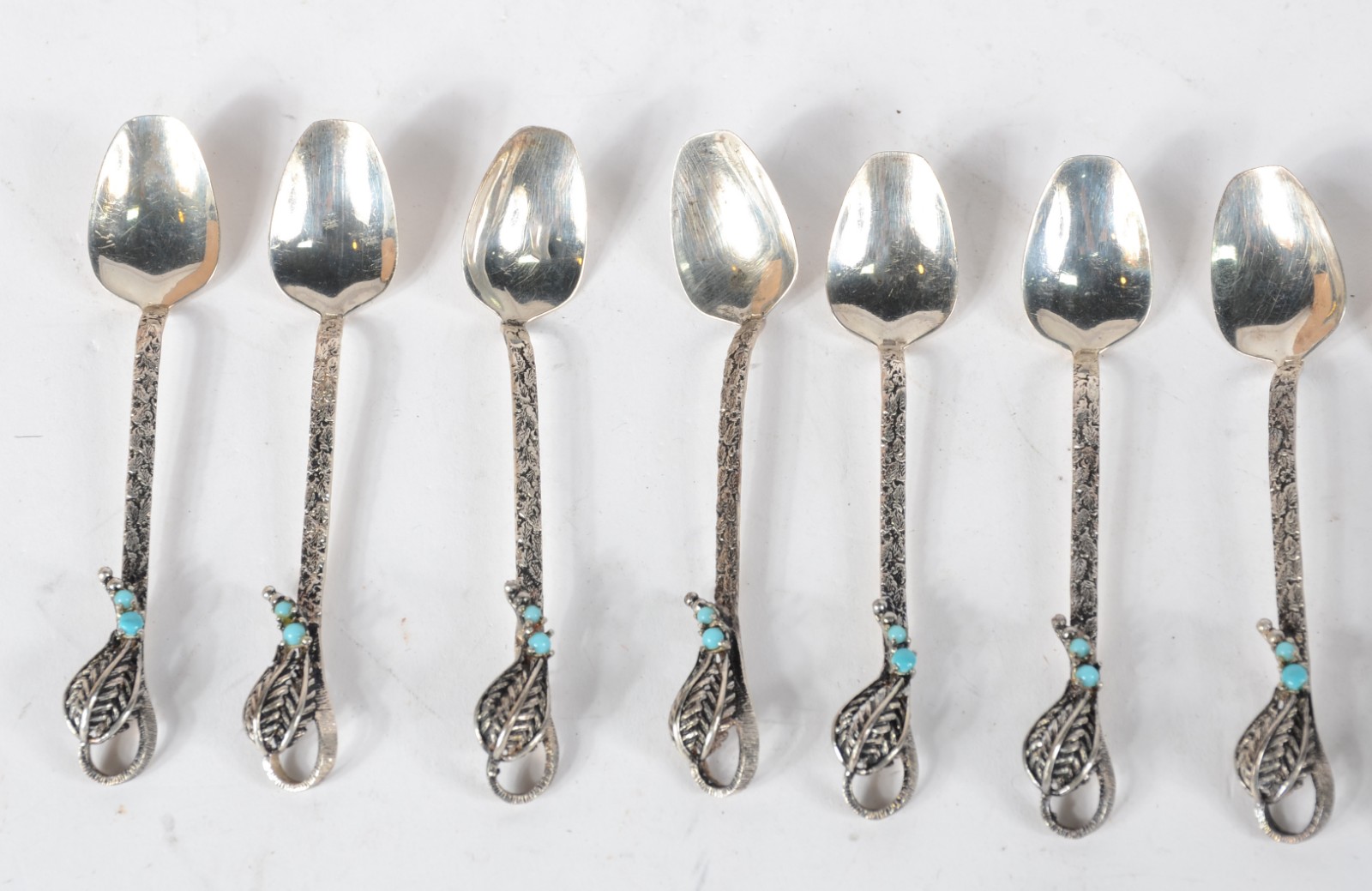 Conjunto com 12 colheres de café e pegador de açúcar de prata... - foto 4 de 7
