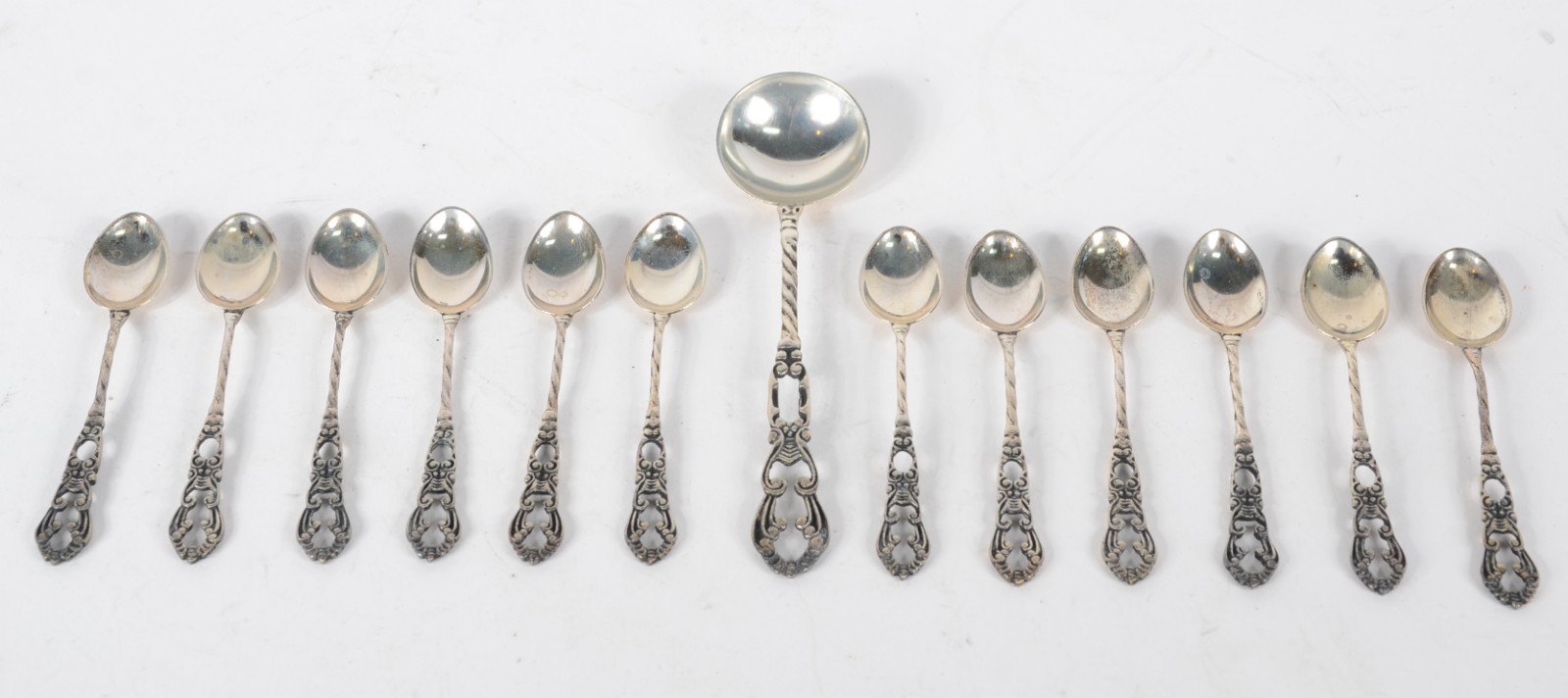 Conjunto com 12 colheres para café e uma para açúcar de prata... - foto 1 de 7