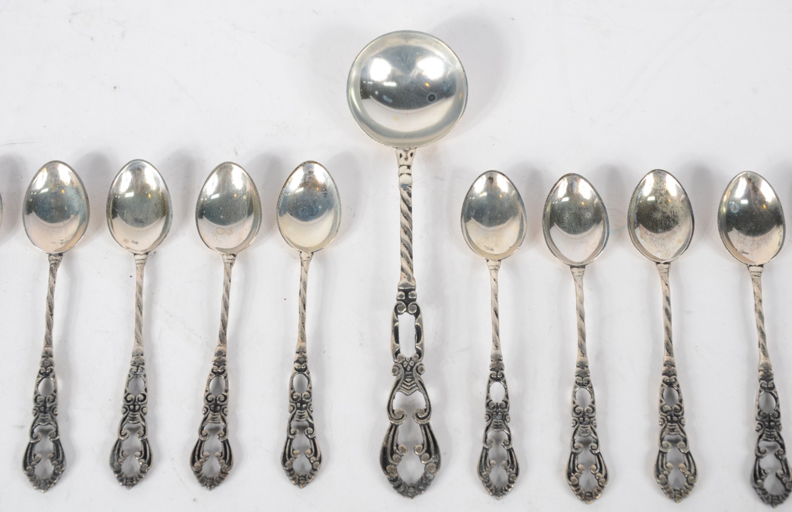 Conjunto com 12 colheres para café e uma para açúcar de prata... - foto 2 de 7