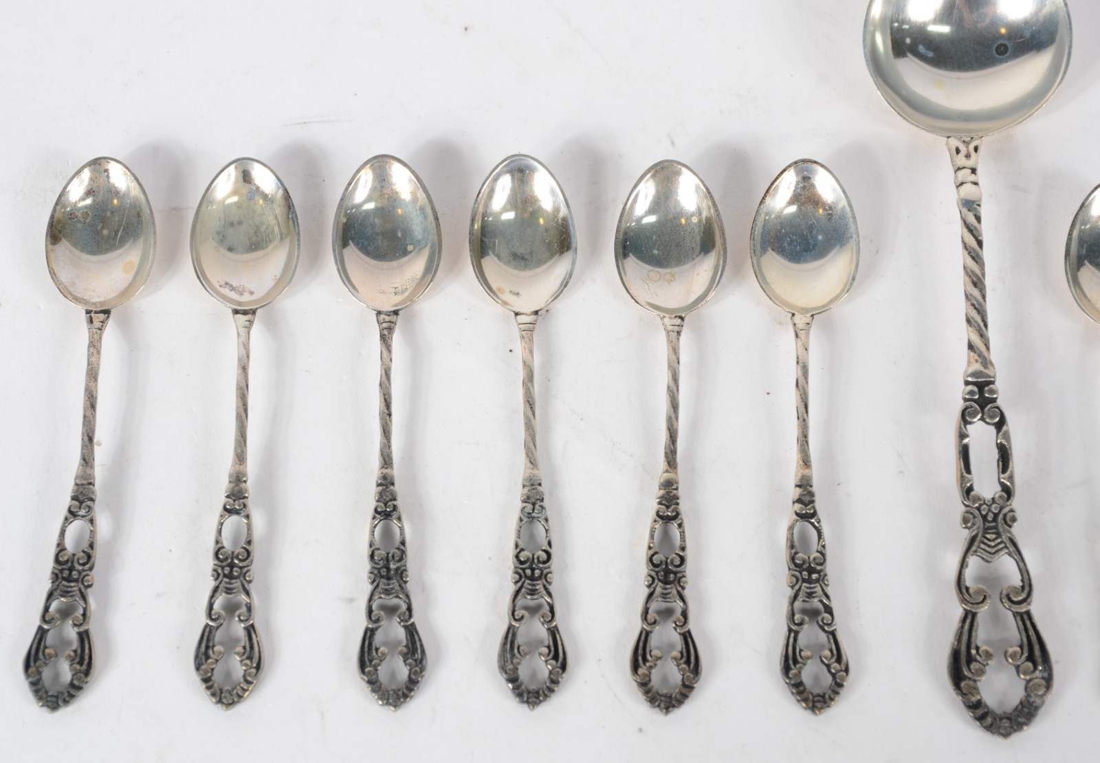Conjunto com 12 colheres para café e uma para açúcar de prata... - foto 3 de 7