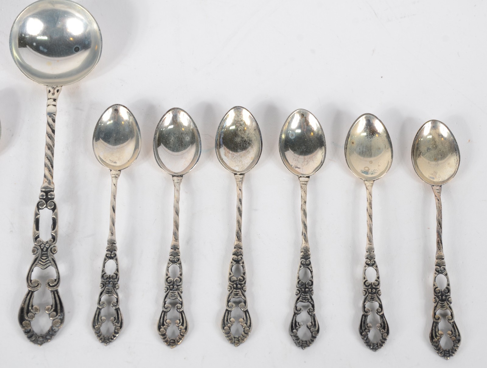 Conjunto com 12 colheres para café e uma para açúcar de prata... - foto 4 de 7