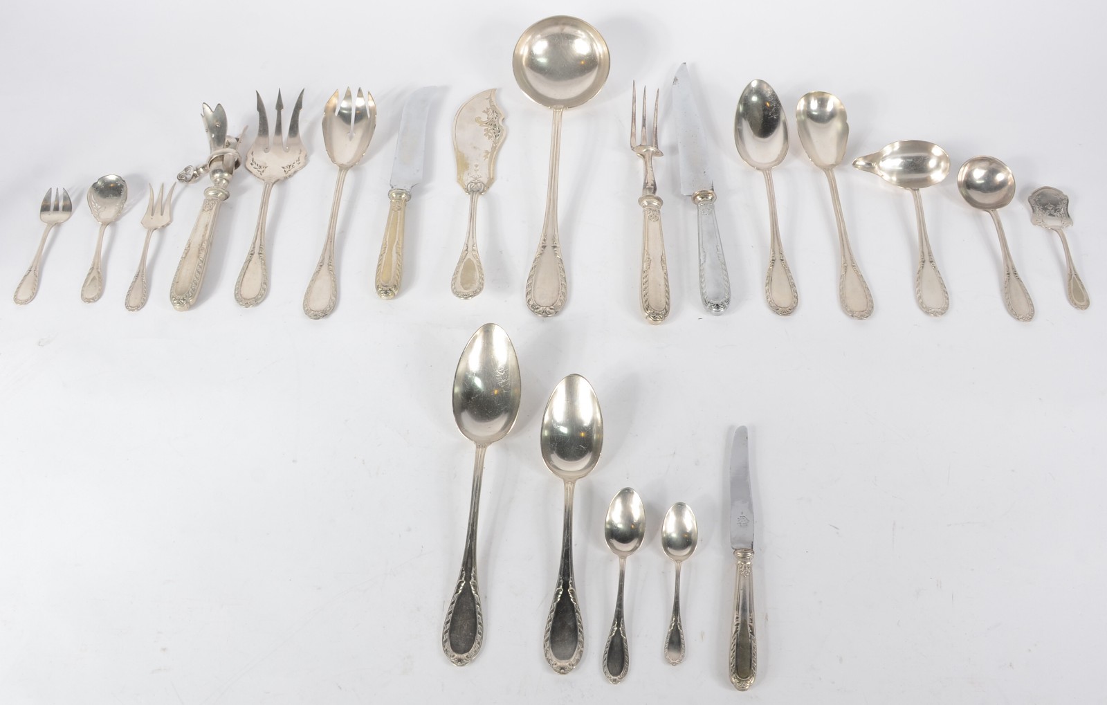 Faqueiro de metal prateado, composto de: 18 colheres grandes; 12... - foto 1 de 10
