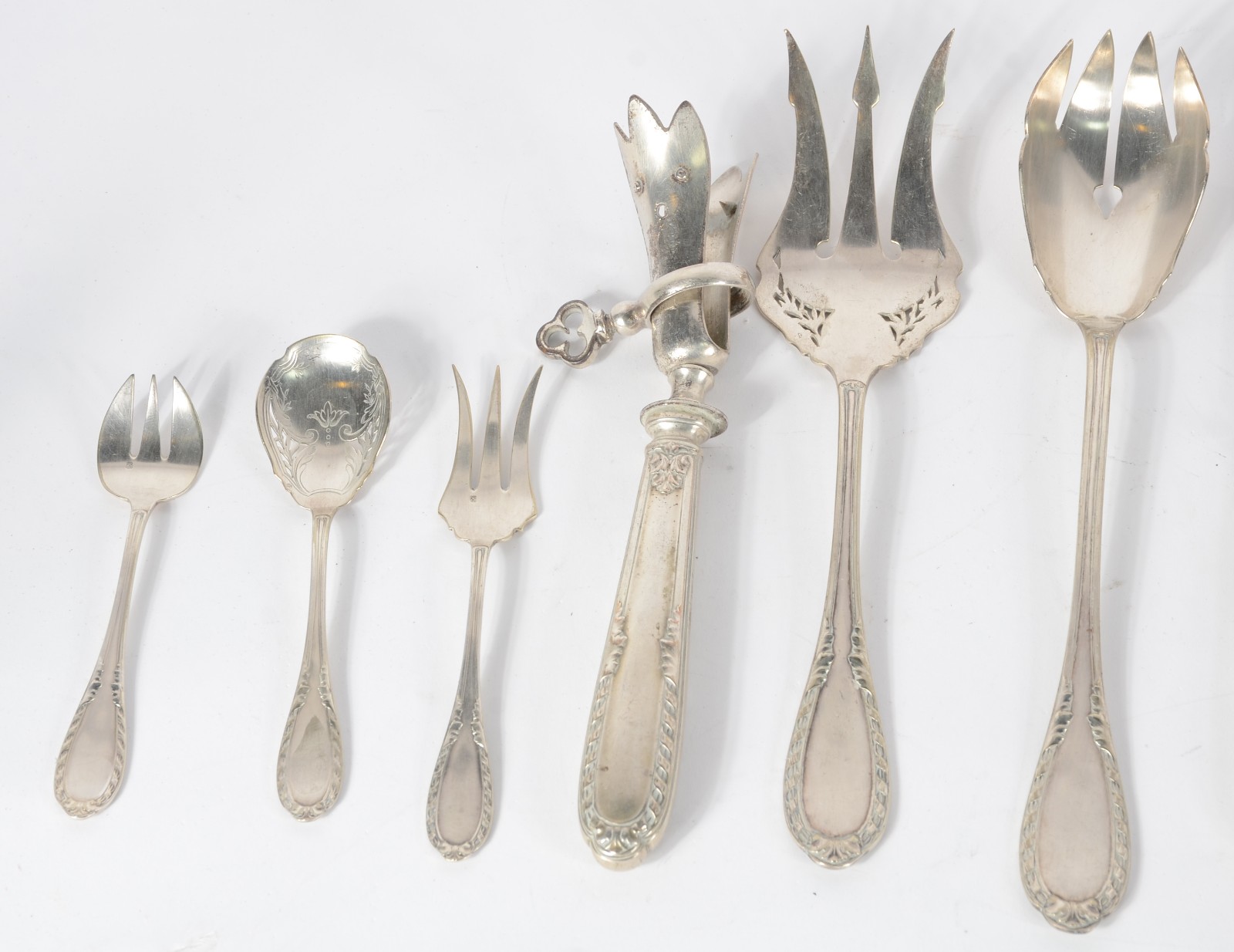 Faqueiro de metal prateado, composto de: 18 colheres grandes; 12... - foto 2 de 10