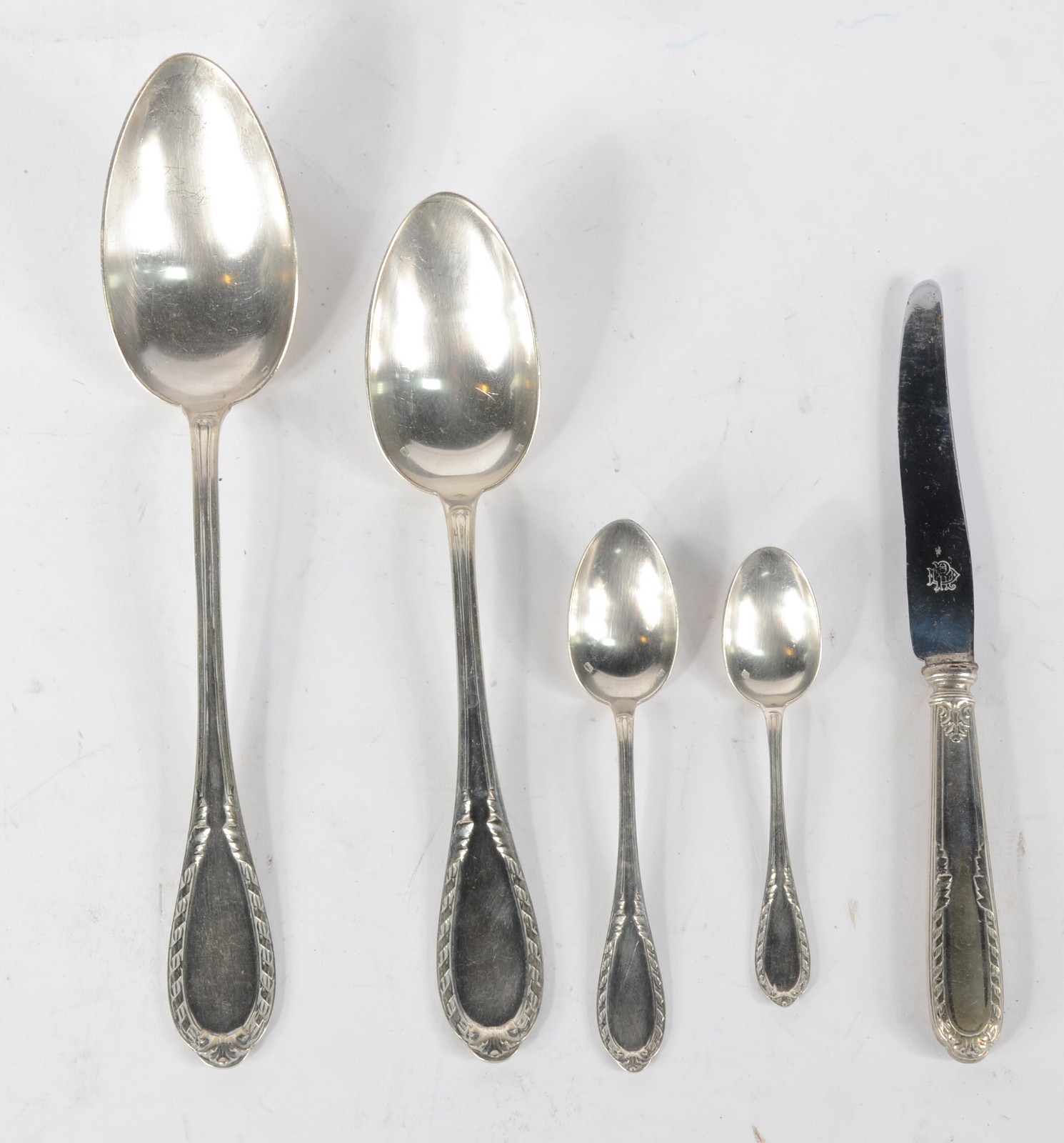Faqueiro de metal prateado, composto de: 18 colheres grandes; 12... - foto 6 de 10