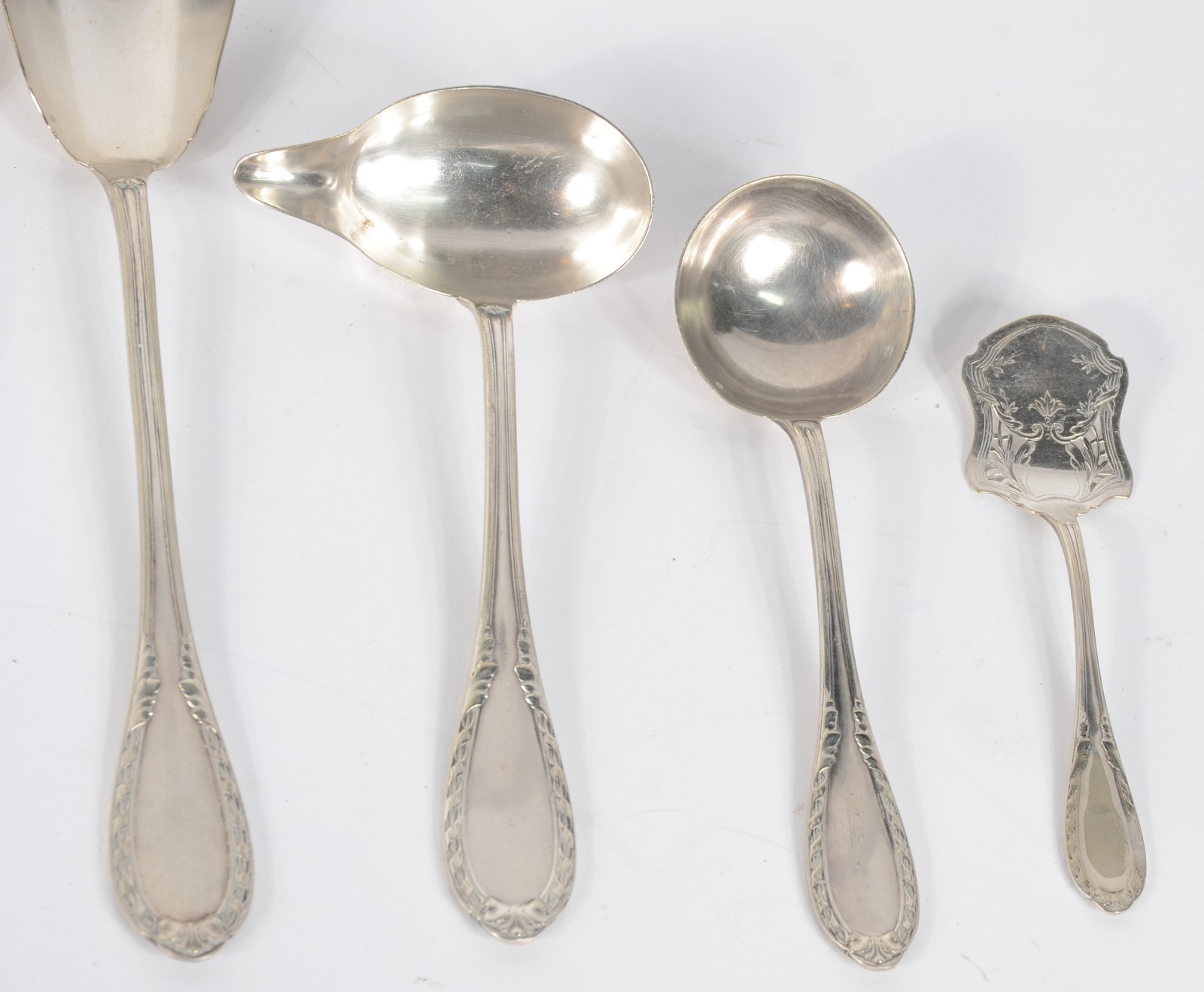 Faqueiro de metal prateado, composto de: 18 colheres grandes; 12... - foto 7 de 10