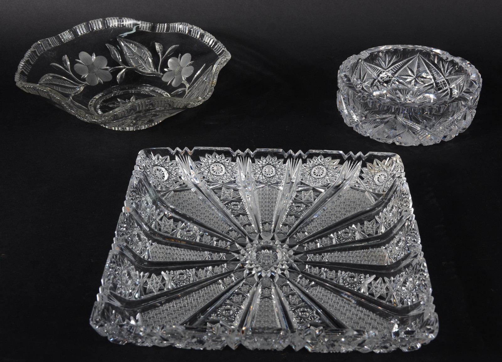 Três peças diversas de cristal tcheco lapidado, composto de... - foto 1 de 5