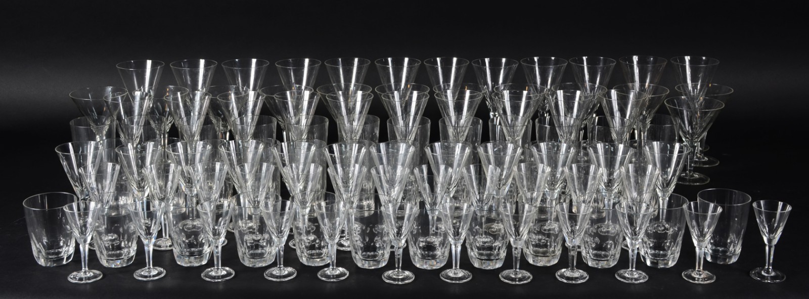 Serviço de cristal tcheco lapidado, composto de: composto de: 12... - foto 1 de 6