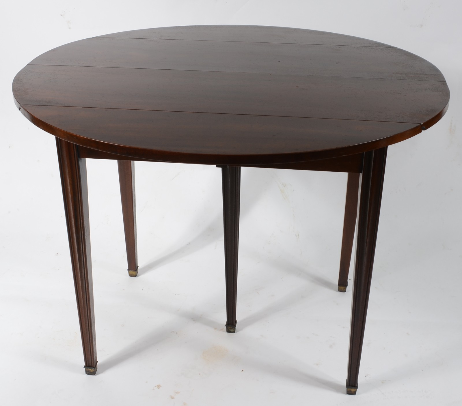Mesa de jantar de madeira nobre, abas laterais ficando no formato... - foto 2 de 9