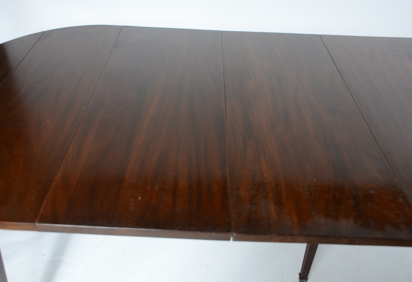 Mesa de jantar de madeira nobre, abas laterais ficando no formato... - foto 5 de 9