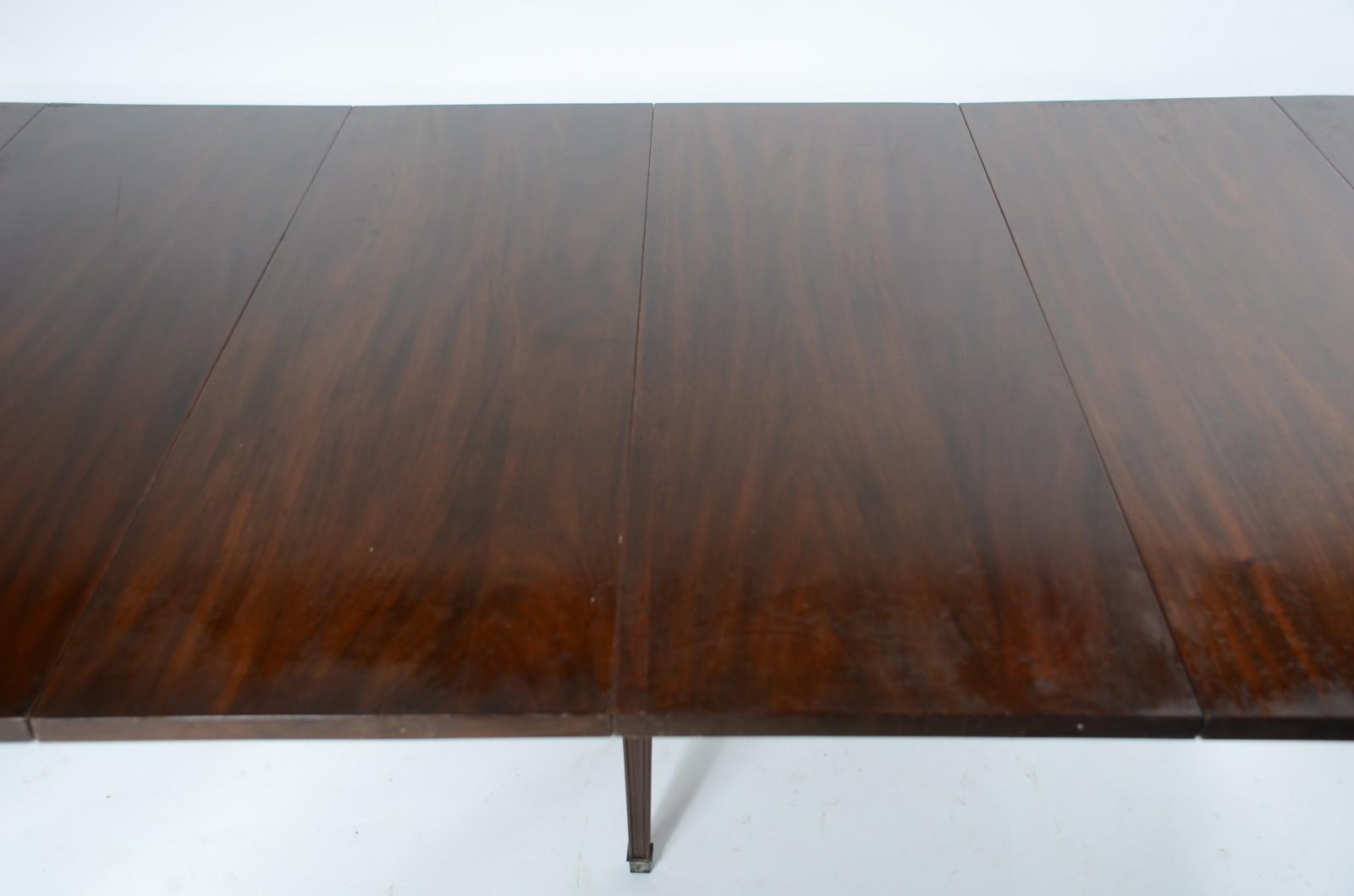 Mesa de jantar de madeira nobre, abas laterais ficando no formato... - foto 6 de 9