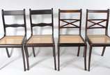 Conjunto com quatro cadeiras de madeira nobre, ... - Conjunto com quatro cadeiras de madeira nobre, sendo duas com trave do encosto na forma de "x".