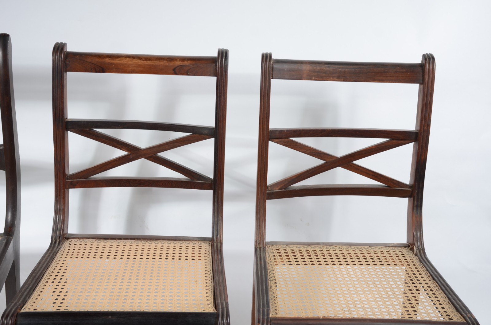 Conjunto com quatro cadeiras de madeira nobre, sendo duas com trave... - foto 3 de 7