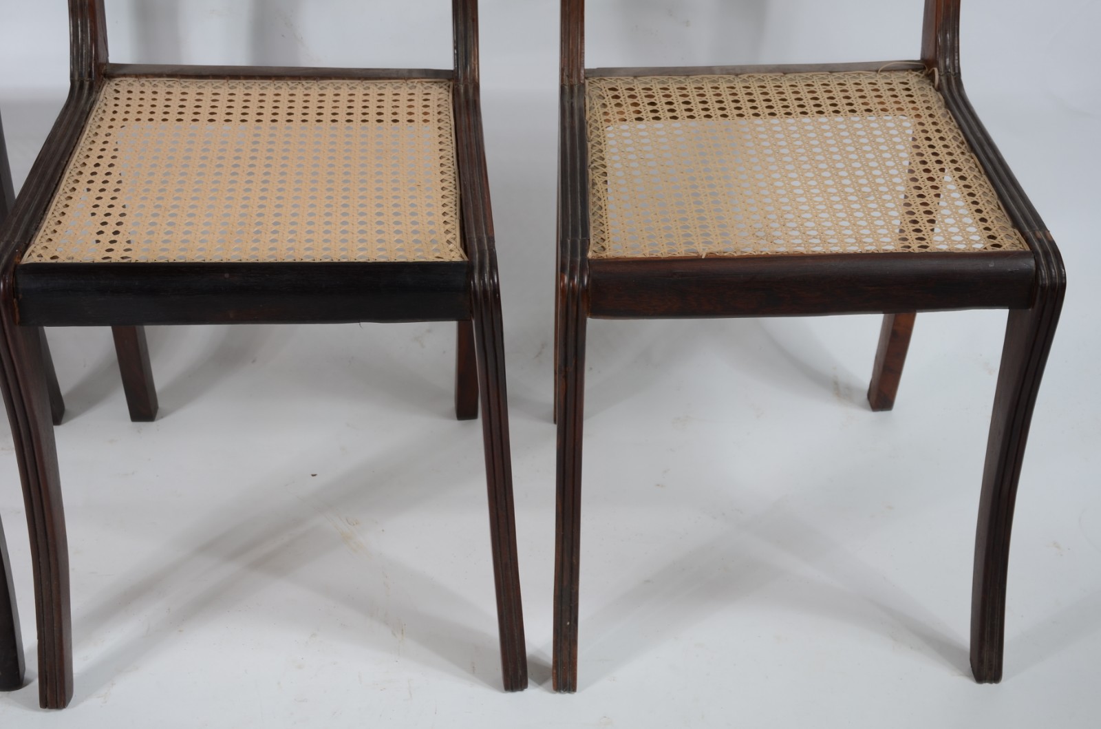 Conjunto com quatro cadeiras de madeira nobre, sendo duas com trave... - foto 4 de 7