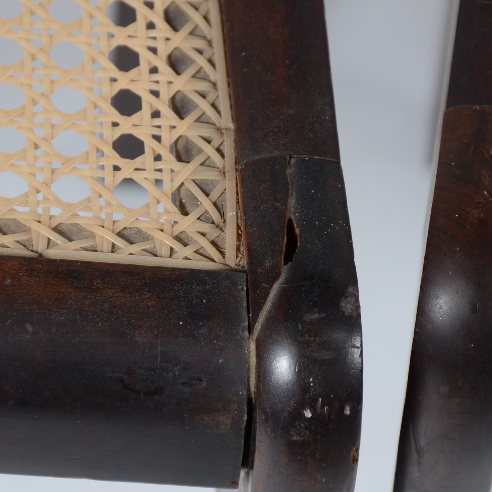 Conjunto com quatro cadeiras de madeira nobre, sendo duas com trave... - foto 7 de 7
