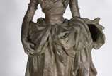 Escultura de petit bronze representando Dama co... - Escultura de petit bronze representando Dama com chapéu e cesta. Assinada na base.<br><br>