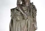 Escultura de petit bronze representando Dama co... - Escultura de petit bronze representando Dama com chapéu e cesta. Assinada na base.<br><br>
