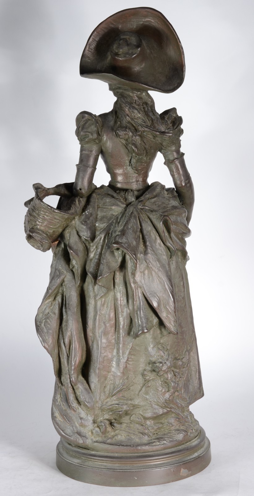 Escultura de petit bronze representando Dama com chapéu e cesta... - foto 3 de 7