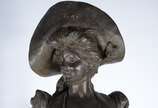 Escultura de petit bronze representando Dama co... - Escultura de petit bronze representando Dama com chapéu e cesta. Assinada na base.<br><br>