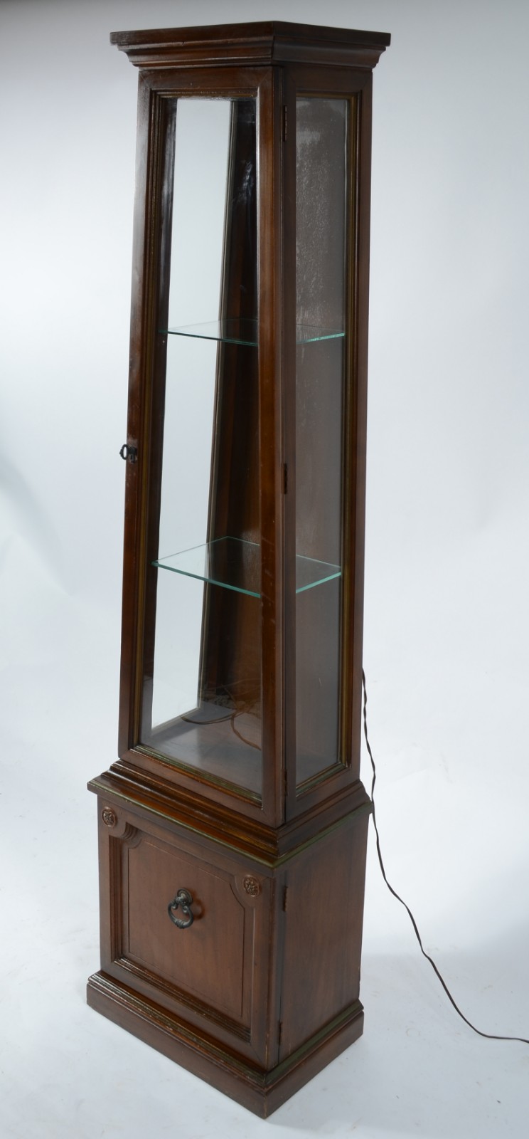 Pequena vitrine de madeira nobre, porta e laterais de vidro, duas... - foto 1 de 5