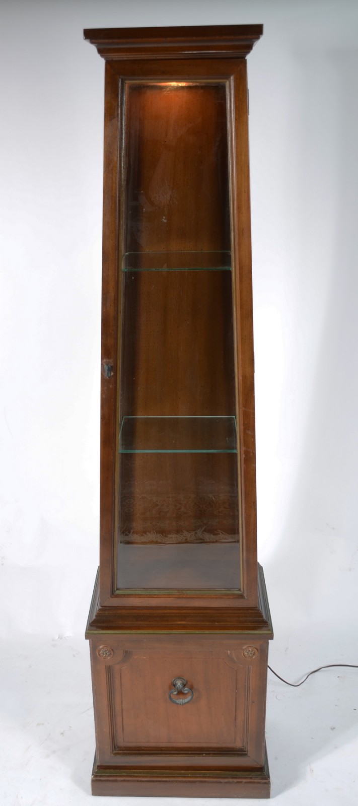 Pequena vitrine de madeira nobre, porta e laterais de vidro, duas... - foto 2 de 5