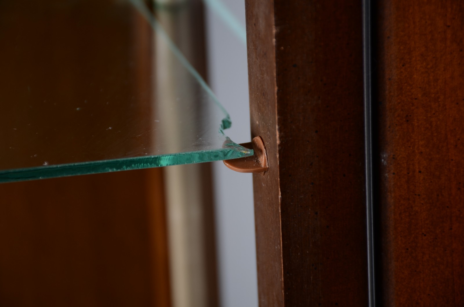 Pequena vitrine de madeira nobre, porta e laterais de vidro, duas... - foto 5 de 5