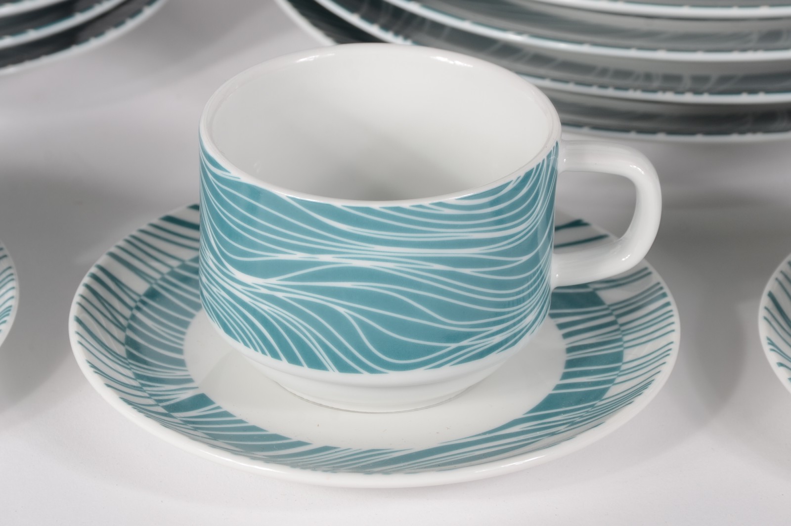 Aparelho de jantar e chá de porcelana Tramontina, na cor branca... - foto 2 de 6
