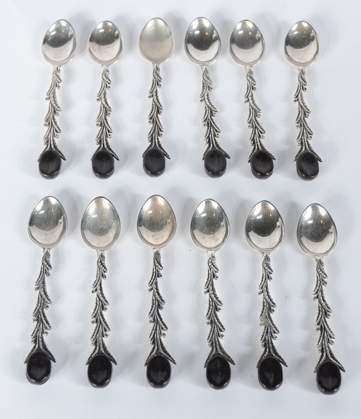 Conjunto com 12 colheres para café de prata, contraste 900 mls. Peso... - foto 1 de 5