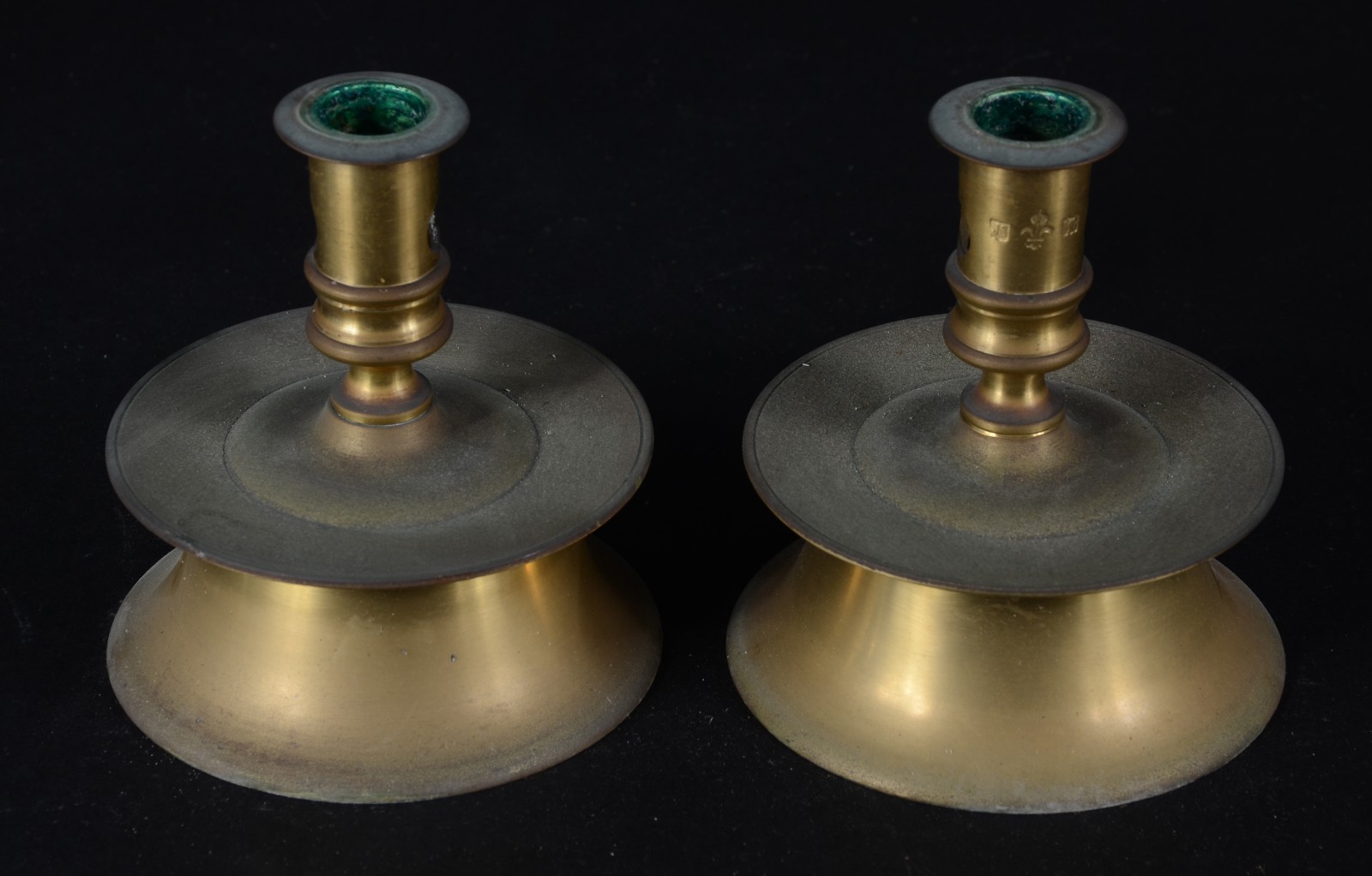 Par de castiçais de metal com donzelas de vidro. - foto 2 de 7