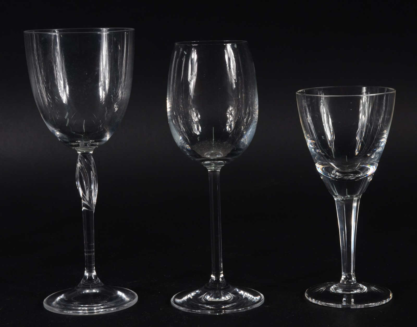 Conjunto composto de: 5 taças para vinho tinto, 2 para vinho branco e... - foto 2 de 5