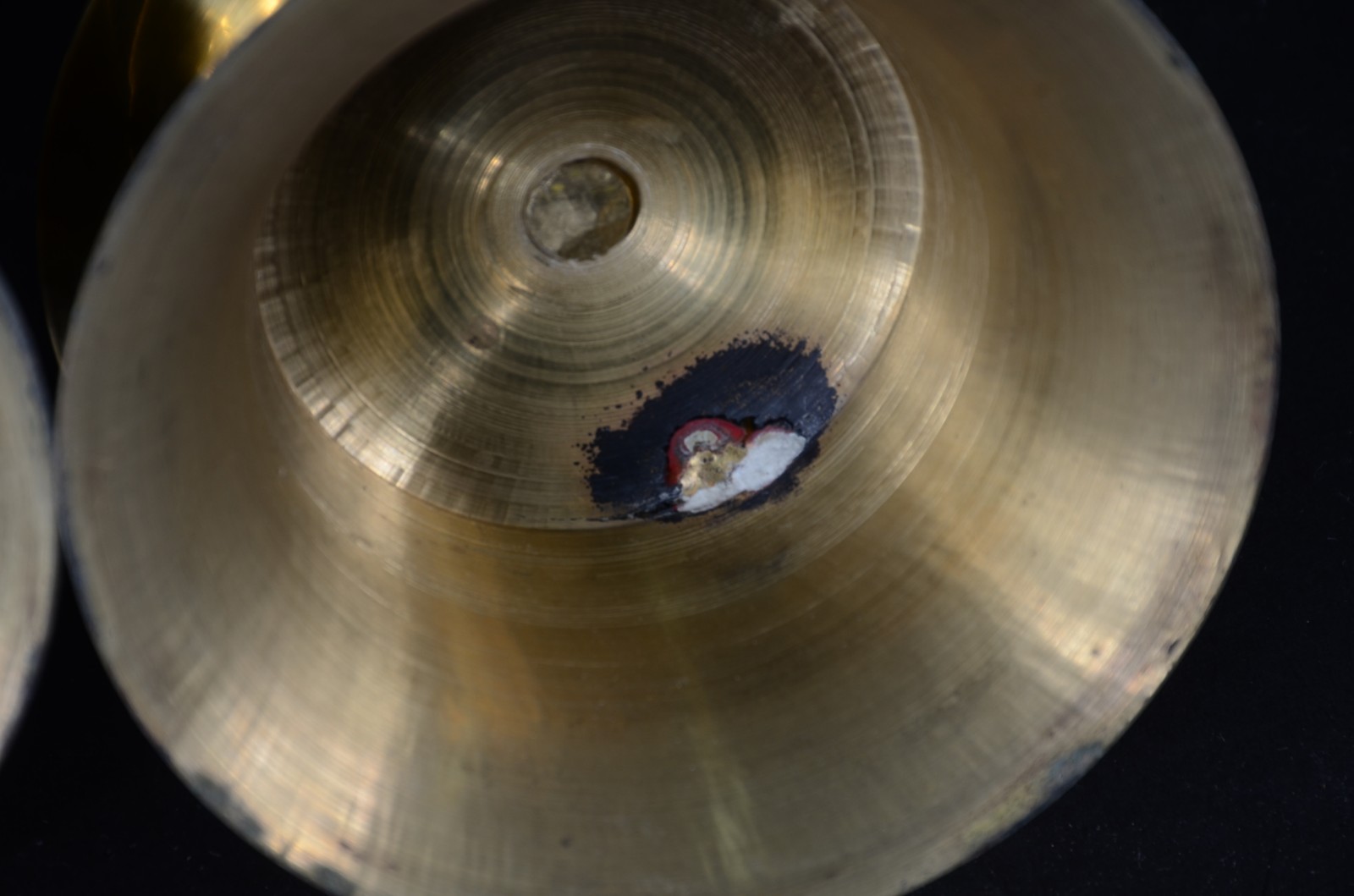 Par de castiçais de metal com donzelas de vidro. - foto 7 de 7