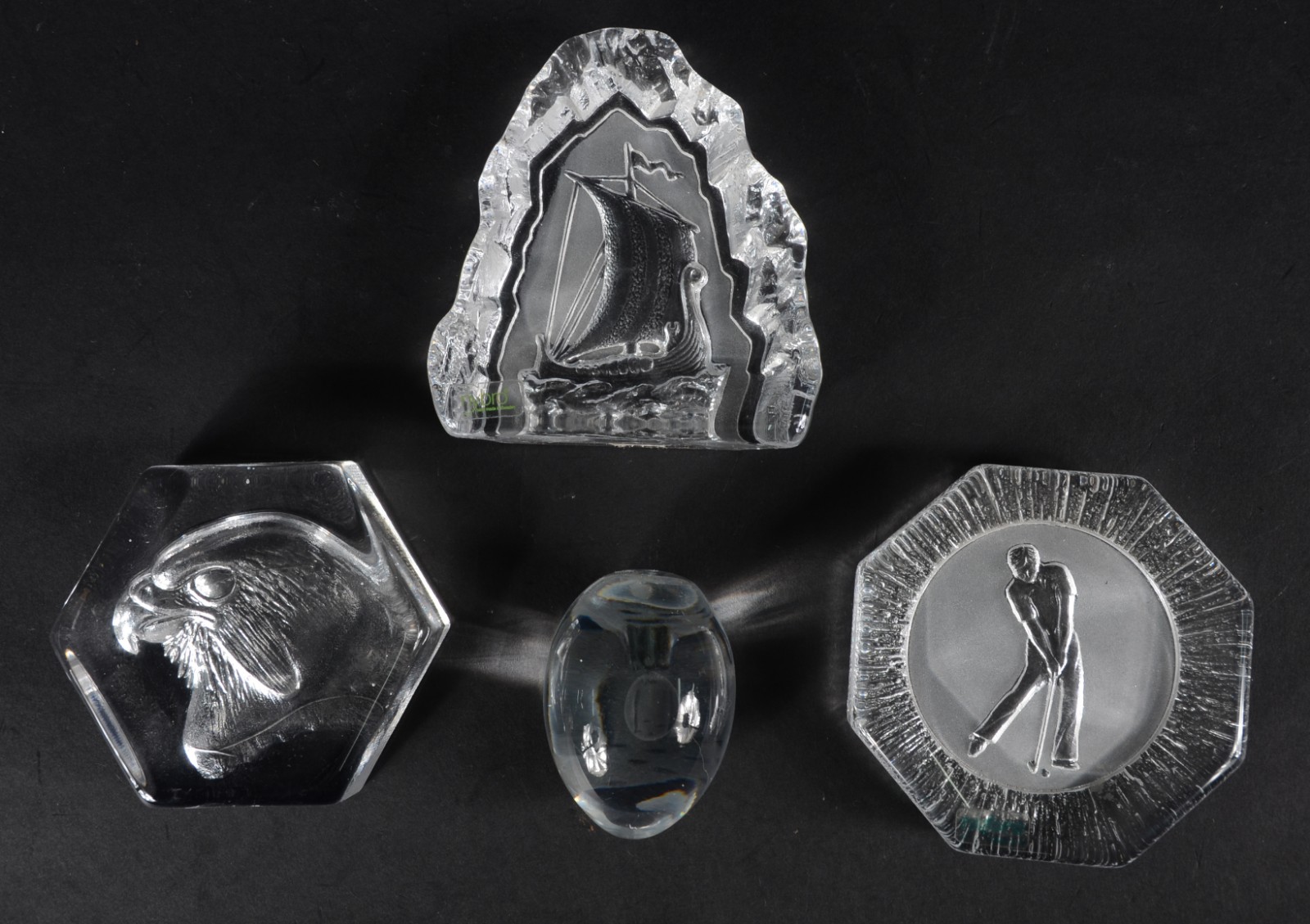 Conjunto com 4 pesos de papel de cristal sueco, decorados com figuras... - foto 1 de 2