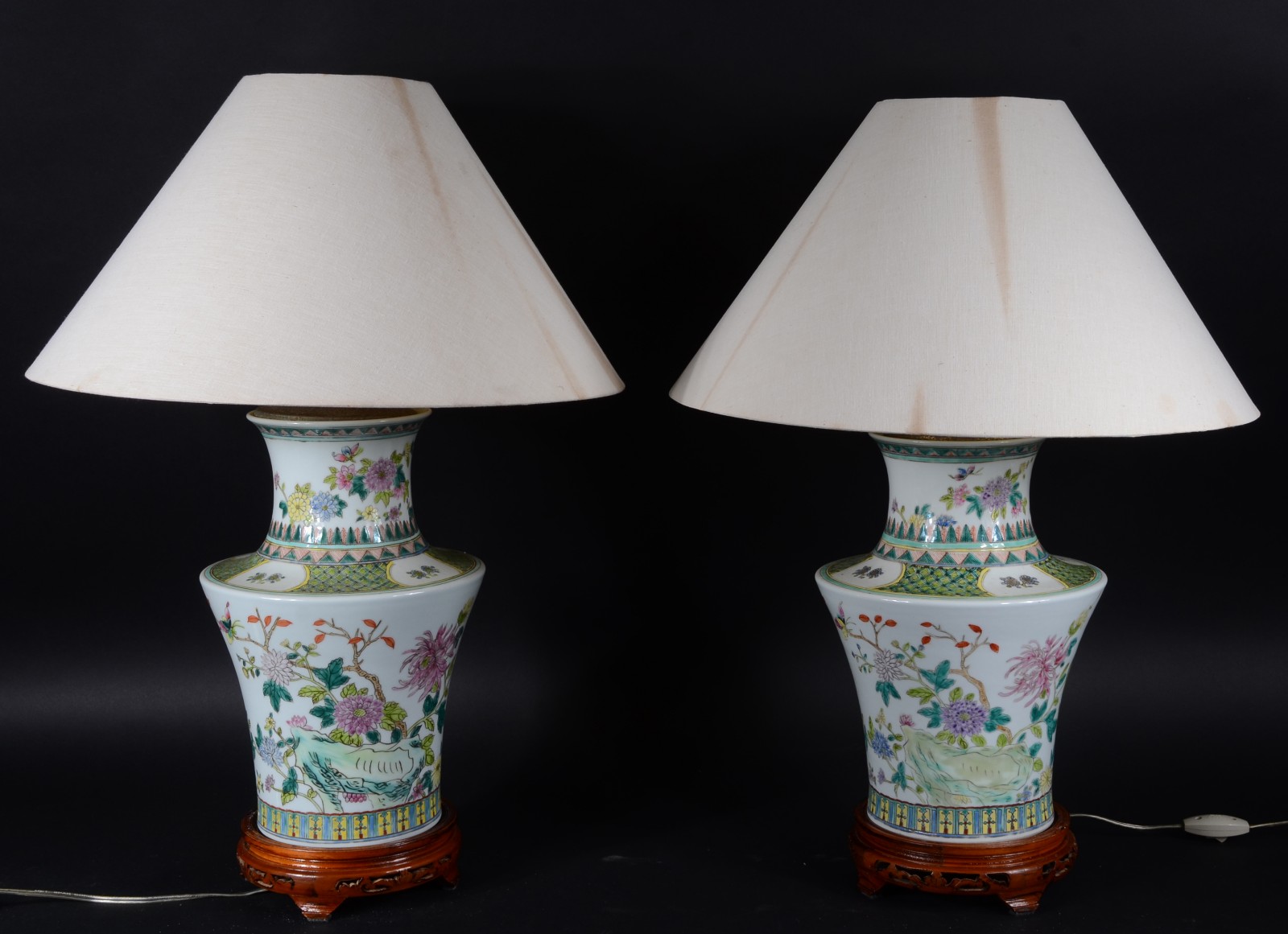 Par de abatjoures de porcelana oriental decorados com flores e... - foto 1 de 10