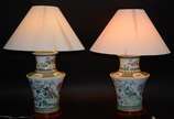 Par de abatjoures de porcelana oriental decorad... - Par de abatjoures de porcelana oriental decorados com flores e guirlandas em policromia, bases de madeira. Metal com oxidações. Acompanham cúpul...