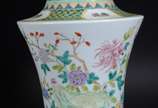 Par de abatjoures de porcelana oriental decorad... - Par de abatjoures de porcelana oriental decorados com flores e guirlandas em policromia, bases de madeira. Metal com oxidações. Acompanham cúpul...