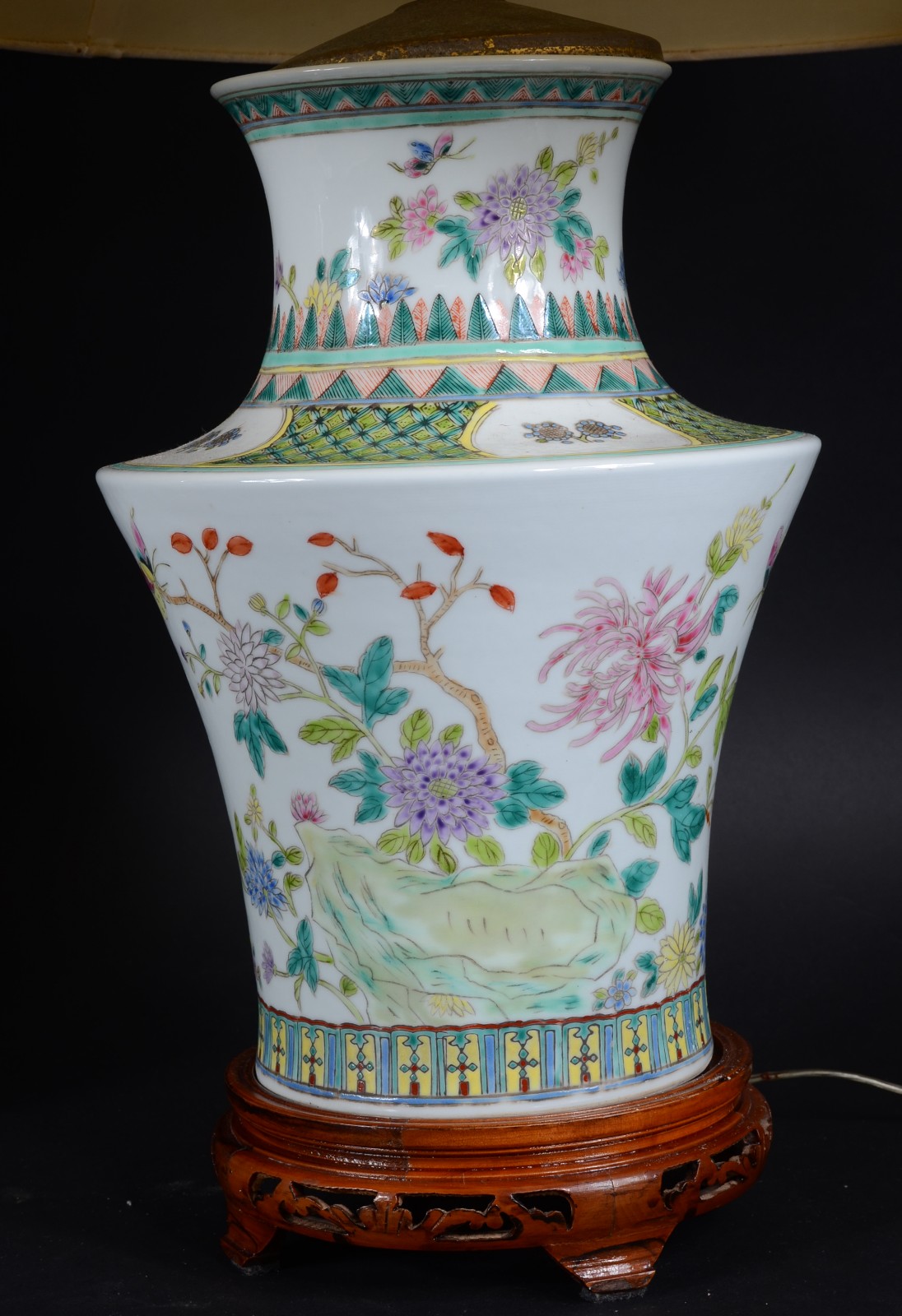 Par de abatjoures de porcelana oriental decorados com flores e... - foto 3 de 10