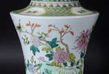 Par de abatjoures de porcelana oriental decorad... - Par de abatjoures de porcelana oriental decorados com flores e guirlandas em policromia, bases de madeira. Metal com oxidações. Acompanham cúpul...