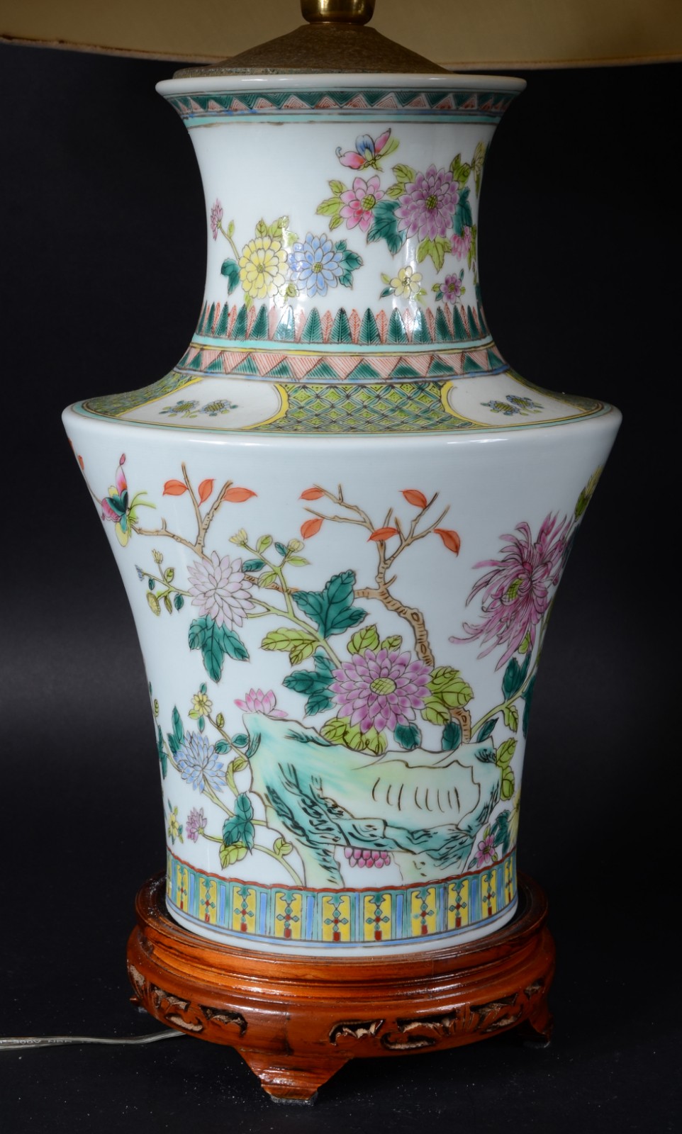 Par de abatjoures de porcelana oriental decorados com flores e... - foto 4 de 10